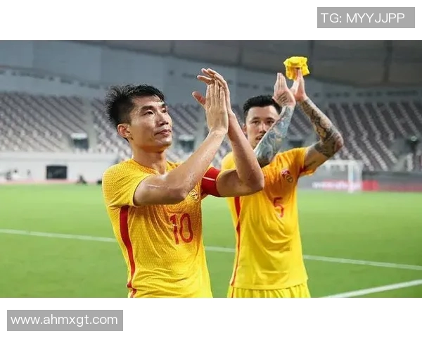 恒大与巴萨巅峰对决海报展现足球激情与荣耀之战