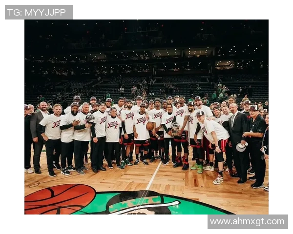 热火与凯尔特人球迷激情对决球场内外的热烈氛围与情感碰撞